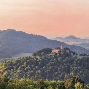 Vista panoramica del Castello di Contignaco all'alba: Fortezza degli Aldighieri. Foto di Giorgia Scozzesi