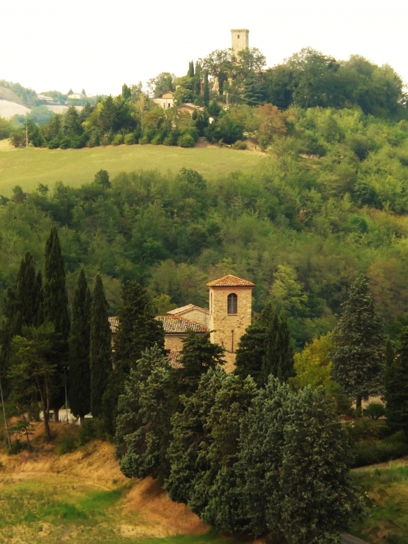 Sullo sfondo una bellissima veduta del Castello di Contignaco: Fortezza degli Aldighieri