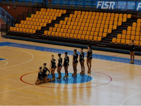 Gara Sportiva di Pattinaggio: Le atlete in pista ponte all'esibizione sportiva