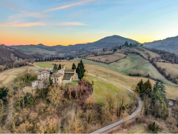 Veduta aerea della Pieve di Contignaco: Credits Around Thermae