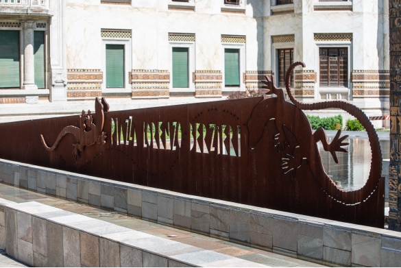 Piazza Lorenzo Berzieri: Particolare della fontana con il pannello in corten