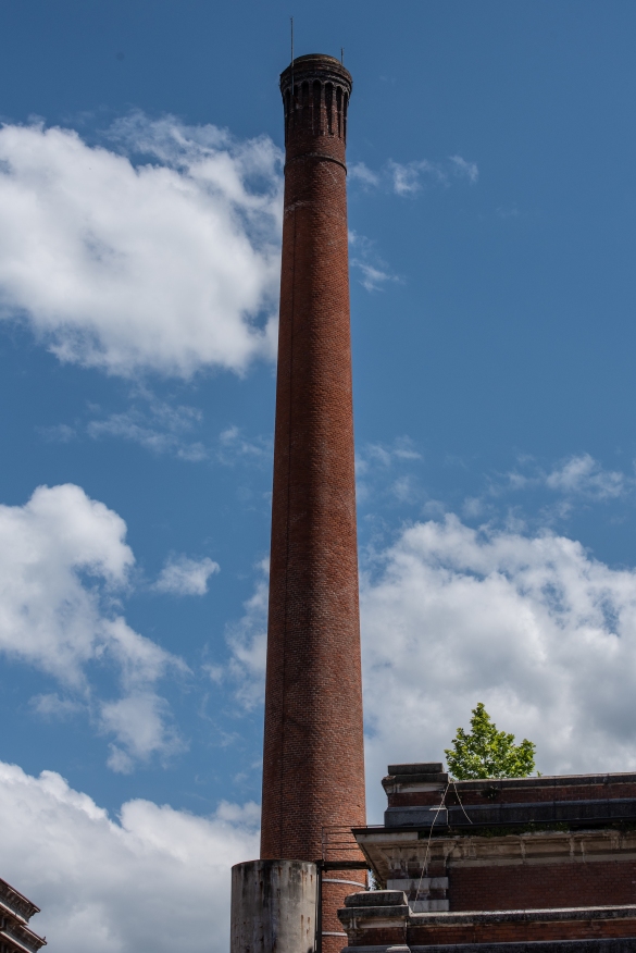 Demanio Istituto Chimico: Un cortile interno, con la centrale termica e l’alta ciminiera, separa l’Istituto Chimico dal monumentale palazzo Liberty delle Terme Berzieri.