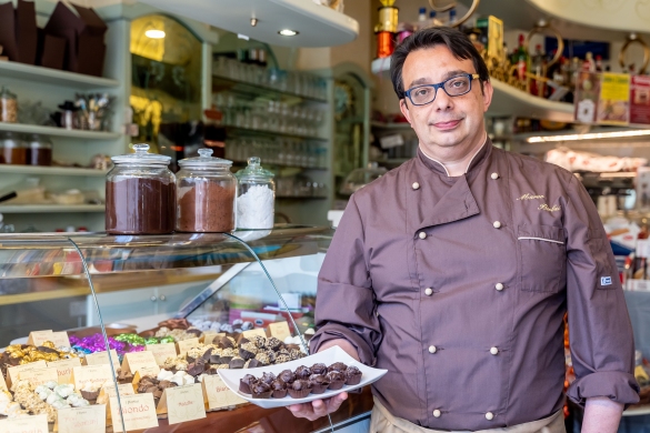 Marco Bioli, chocolatier salsese produttore dei cioccolatini tipici: Bar Gelateria I Portici di Salsomaggiore Terme. Foto Lorenzo Moreni.