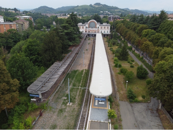 La Stazione Ferroviaria: Vista panoramica inconsueta della stazione ripresa dal drone (foto di Michele Maccini)