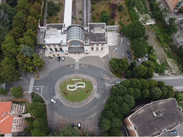 La Stazione della Ferrovia: Vista panoramica inconsueta del piazzale della Stazione ripresa dal drone (foto di Michele Maccini)