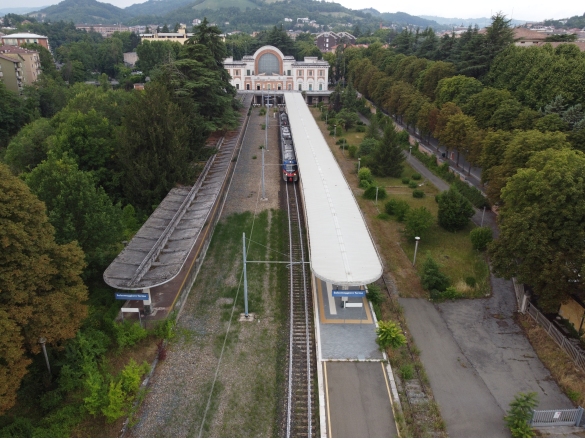 La stazione della ferrovia: Vista panoramica inconsueta della stazione ripresa dal drone (foto di Michele Maccini)