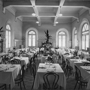 Vecchia Salso - Collezione Fotografica Digitale Famiglia Marzaroli: 1930-1940 Albergo Bolognese, elegante sall à manger (autore Arti Grafiche Molteni)