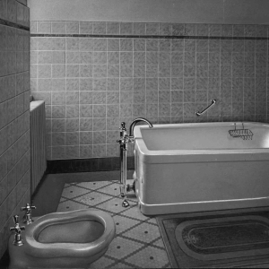 Vecchia Salso - Collezione Fotografica Digitale Famiglia Marzaroli: 1930-1940 Albergo Bolognese, un camerino con vasca per i bagni termali (autore Arti Grafiche Molteni)