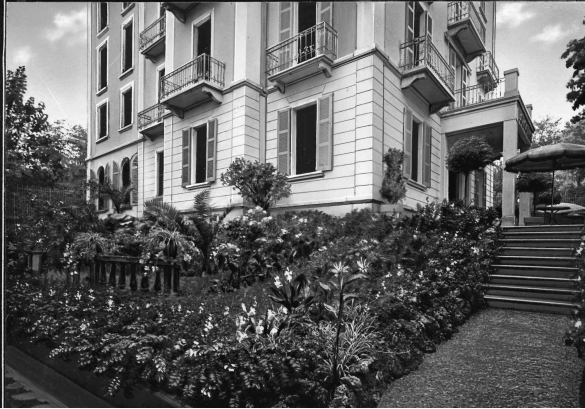 Vecchia Salso - Collezione Fotografica Digitale Famiglia Marzaroli: 1930-1940 Albergo Bolognese, l'ingresso con giardino (autore Arti Grafiche Molteni)
