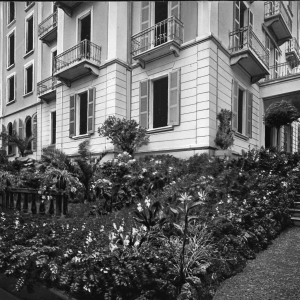 Vecchia Salso - Collezione Fotografica Digitale Famiglia Marzaroli: 1930-1940 Albergo Bolognese, l'ingresso con giardino (autore Arti Grafiche Molteni)
