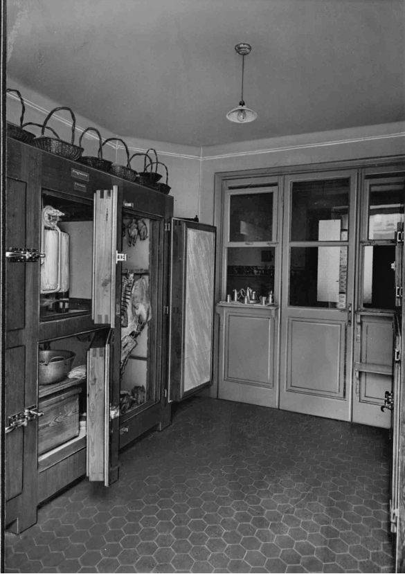 Vecchia Salso - Collezione Fotografica Digitale Famiglia Marzaroli: 1930-1940 Albergo Bolognese, la dispensa (autore Arti Grafiche Molteni)
