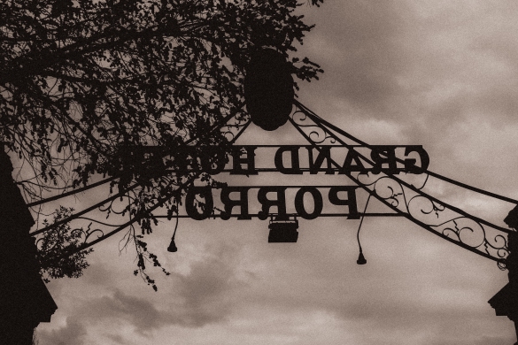 Grand Hotel Porro : La storica insegna posta all'inizio della scalinata di accesso che conduce all'hotel