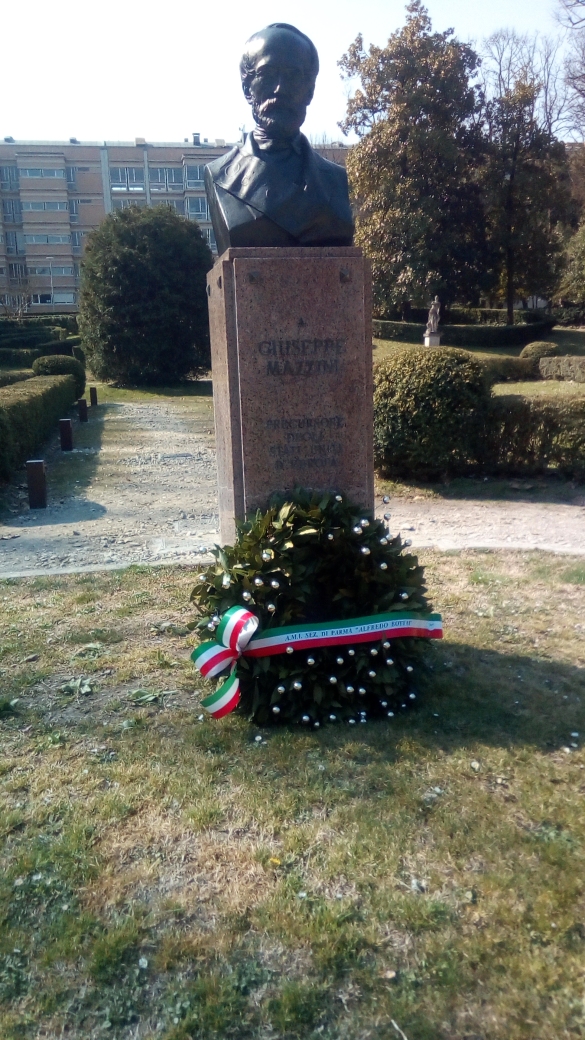 Busto dedicato a Giuseppe Mazzini: L'opera è collocato nei giardini all'italiana di Parco Mazzini